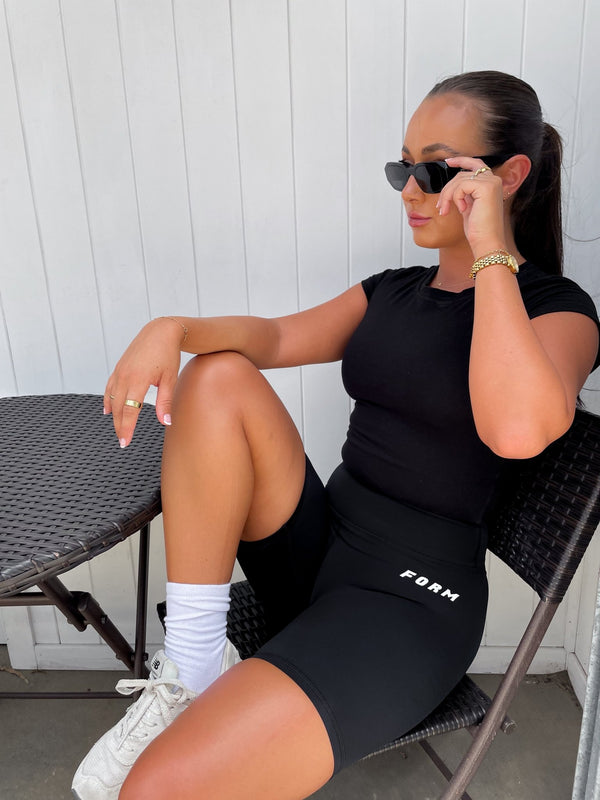FORM BASE SHORT BLACK - Fayt The Label